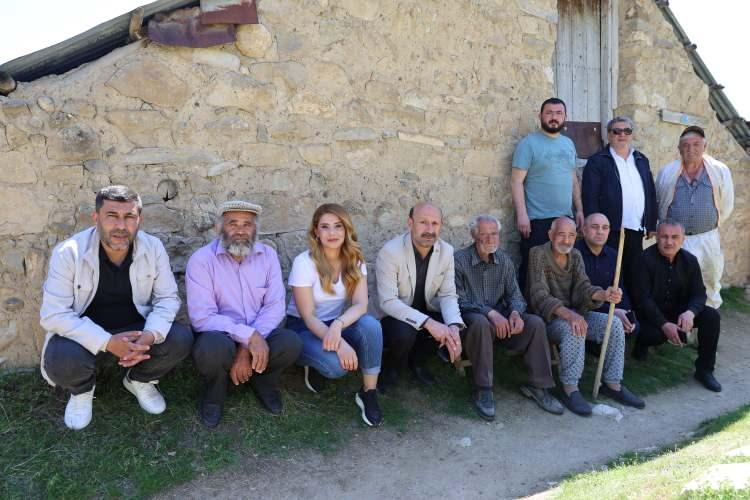 <p>Suat ve Ferit Dal kardeşleri yaşadığı evde ziyaret eden Elazığ Muhtarlar Derneği Federasyonu Başkanı Ahmet Gül ise, <strong>"İki yaşlı amcamızın daha iyi şartlarda yaşayabilmesi için hep birlikte el ele verelim."</strong> şeklinde konuştu.</p>
