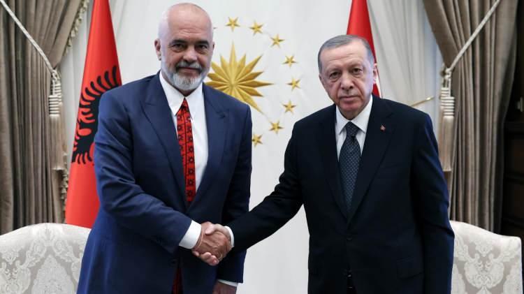 <p><strong>"BU İDDİALARI KESİNLİKLE REDDEDİYORUM"</strong></p>
<p>Arnavutluk Başbakanı Edi Rama, röportajda Türkiye’nin Balkanlar’daki varlığı ve Cumhurbaşkanı Recep Tayyip Erdoğan ile kişisel ilişkisine dair çarpıcı açıklamalarda bulundu.</p>