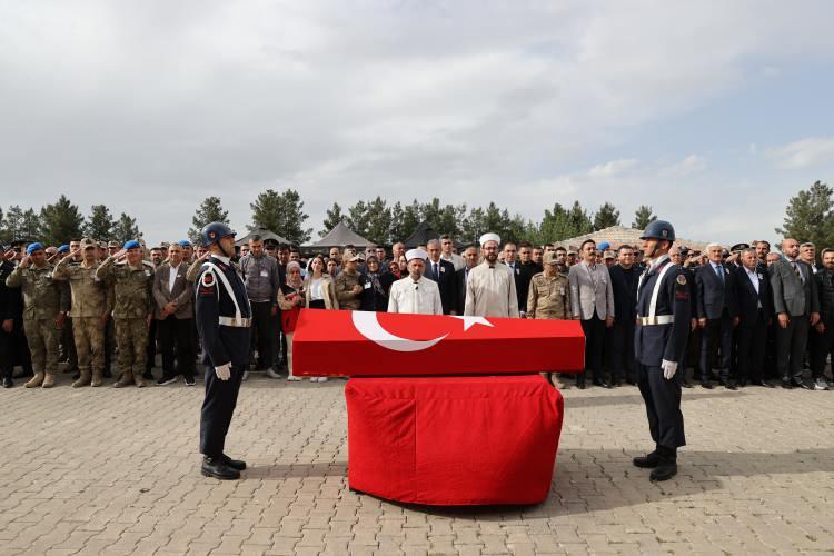 <p>Şehidin evli ve 6 çocuk babası olduğu öğrenildi.</p>