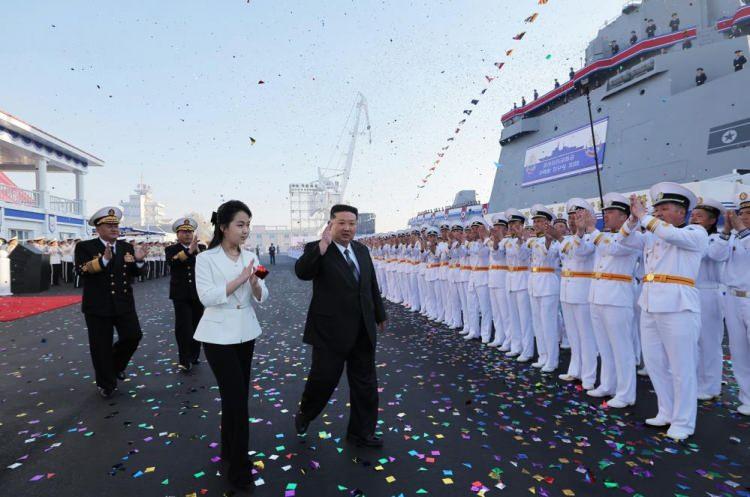 <p>Törene Kuzey Kore lideri Kim Jong-un’un yanı sıra Kim’in kızı Ju-ae ile üst düzey komutanlar ve devlet yetkilileri katıldı.</p>