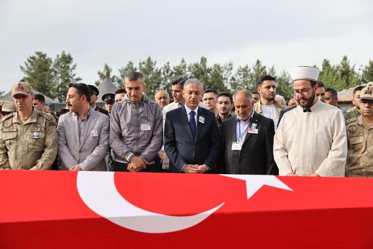<p><strong>ŞEHİT TAŞ MEMLEKETİ MARDİN'DE SON YOLCULUĞUNA UĞURLANDI</strong></p>
<p> </p>
<p>Törene, Vali Ekrem Canalp, Garnizon Komutanı Tuğgeneral Mehmet Ali Koç, İl Jandarma Komutanı Kıdemli Albay Cafer Öz, Cumhuriyet Başsavcısı Murat Şahingöz, Batman Üniversitesi Rektörü Prof. Dr. İdris Demir, İl Emniyet Müdürü İbrahim Kaba, şehidin silah arkadaşları ve yakınları katıldı.</p>
