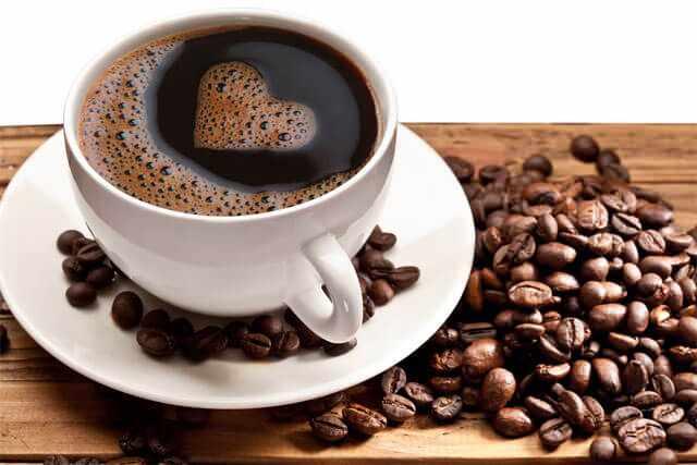 <p><strong>Kafein</strong>, kahve çekirdeklerinin yanı sıra <strong>çay yaprakları</strong>, <strong>kakao çekirdeği</strong> gibi birçok doğal üründe bulunan ve <strong>merkezi sinir sistemini uyaran bir maddedir.</strong> Tüketilmesi hâlinde <strong>yorgunluğu azaltır</strong>, <strong>dikkati ve odaklanmayı artırır</strong>.</p>