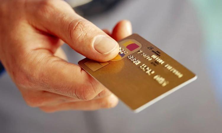 <p>"Kredi kartınızla döviz/altın/kripto varlık alımları, vadesi gelmemiş kredilerin kapatılması, makul gerekçesi olmayan transferler, nakit çekme limitini aşma için işlemler ile sistem dışına para çıkarılmasına yönelik işlemler nedeniyle kartınız kapatılabilir."</p>