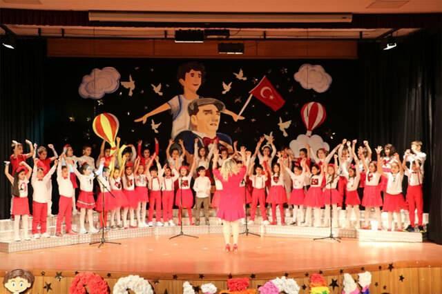 <p><span style="color:#B22222"><strong>23 Nisan Coşkusu</strong></span></p>

<p> </p>

<p>Bugün 23 Nisan,<br />
Neşe doluyor insan.<br />
Bayram yapar çocuklar,<br />
Sevinir bütün vatan.</p>

<p><strong>Anonim</strong></p>
