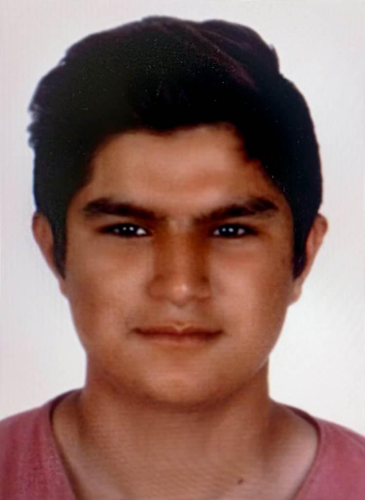 <p>Adrese operasyon düzenleyen polisi fark eden Eser, binanın çatısına çıkarak kaçmaya çalıştı. <strong>Yakalanacağını anlayan Mehmet Eser, cinayet aleti tabancayla başına ateş ederek yaşamına son verdi. </strong></p>