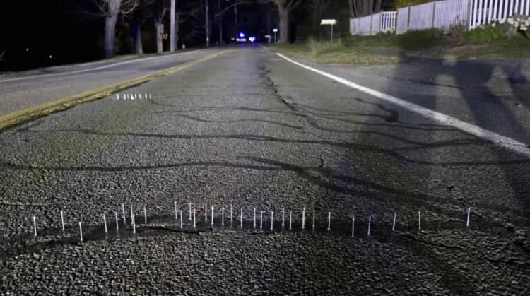 <p>Polis, çivileri sökmeye başladı, Murphy de yol kenarındaki çimleri mıknatısla taradı ve gözden kaçan çivi var mı diye kontrol etti. Murphy, ''Korkunç bir kazaya neden olabilirdi'' dedi.</p>

<p> </p>
