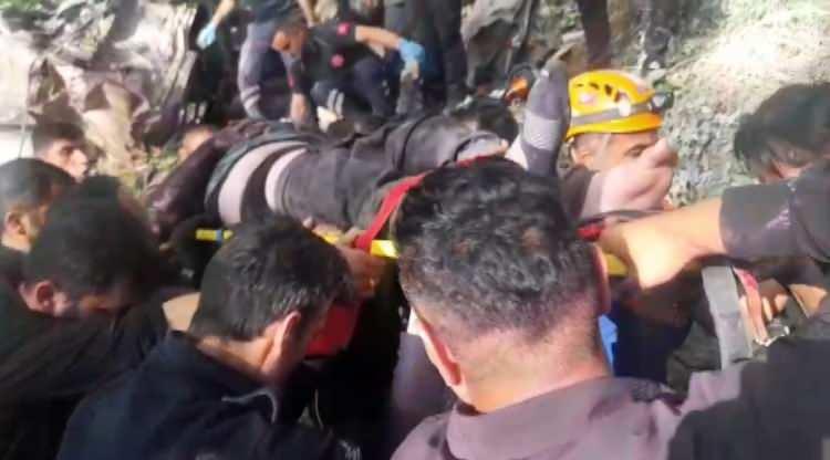 <p>Kaza, Defne ilçesi Harbiye şelalesi mevkiinde meydana geldi. H.Y. idaresindeki 28 K 5889 plakalı hafriyat kamyonu freni patlayınca yol kenarındaki seramik yapılan iş yerine çarptı. </p>
