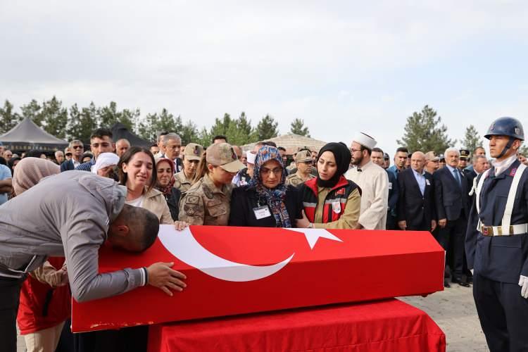 <p>Törende, Taş'ın Türk bayrağına sarılı naaşı katafalka konuldu, İl Müftüsü Enver Türkmen tarafından cenaze namazı kılındı ve dua edildi.</p>

<p> </p>
