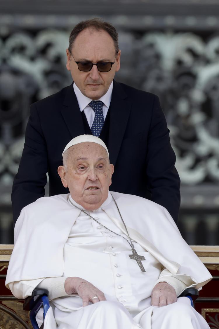 <p>Papa Franciscus'un ölüm nedeninin inme geçirme, komaya girme ve geri döndürülemez kalp yetmezliği olduğu bildirildi. </p>