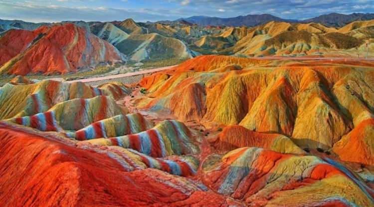 <p><strong>23. ZHANGYE ULUSAL JEOPARK - ÇİN</strong></p>
<p>Bu doğal oluşum, rengarek dağ görüntüsüyle büyülüyor.</p>