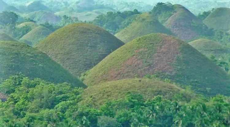 <p><strong>8. &Ccedil;İKOLATA TEPELERİ - FİLİPİNLER</strong></p>
