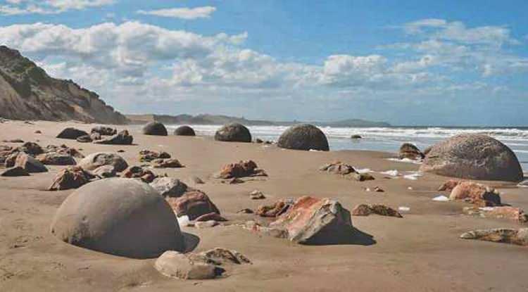 <p><strong>4. MOERAKİ KAYALARI - YENİ ZELANDA</strong></p>
