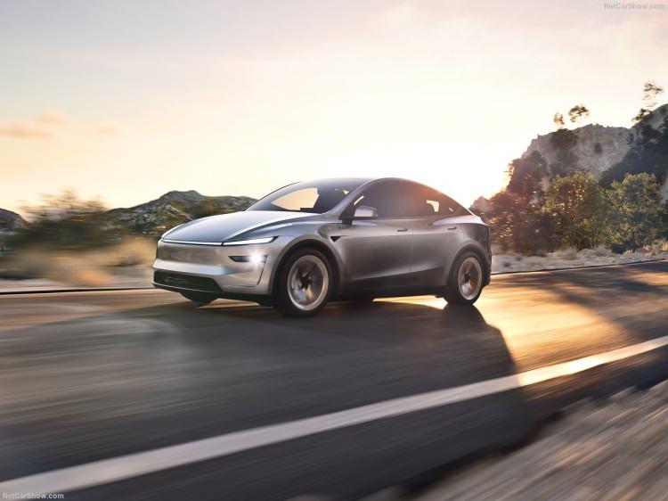 <p>78.4 kWh batarya kapasitesine sahip olan bu model, 719 kilometreye kadar menzil sunarken önceki modele göre 31 kilometrelik bir artış sağlıyor.</p>