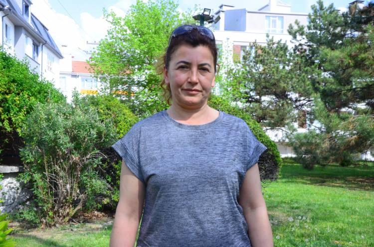 <p>Çocuklardan K.Ö.’nün teyzesi Nurdan Küflü, aynı köpeğin gün içerisinde 3 çocuğu ısırdığını belirterek, <strong>“Burası yürüyüş yapılan bir park. Biz zaten normalde yürüyüş yaparken bu tarafa giremiyoruz, çünkü şuraya karargah kurmuşlar, hiçbir şekilde oradan geçemiyoruz. Geçene havlıyorlar. Bugün de 23 Nisan, çocuklar parka geldi. Dolaşmaya gittiler, çocuk bir geldi kalçasında kocaman bir ısırık var. Bugün ısırılan 3 çocuk varmış. Tamam Hayvan Hakları var da Çocuk Hakları ne olacak? Bugün 3'üncü vaka düşünün hiç önlem yok. Kalçasından bayağı bir derin ısırık var. Diğer çocuk da 10 yaşlarında bir erkekti. Bugün ısırılan 3’üncü çocukmuş. Önlem alınmasını istiyoruz"</strong> dedi.</p>

<p> </p>
