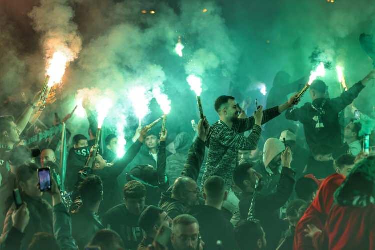 <p>Taraftar, üstü açık otobüsle tur atan takımın meydana gelişini, meşale yakarak karşıladı.</p>
