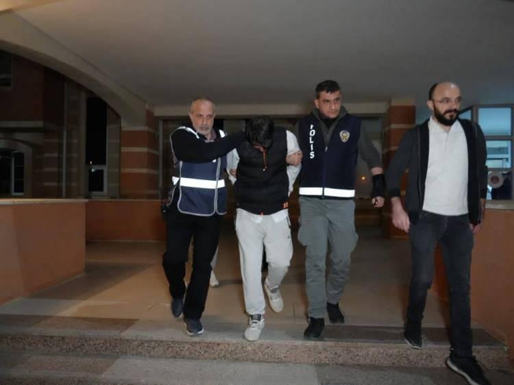 <p>Adliye çıkışında bir basın mensubunun "Eşinizi siz mi öldürdünüz?" sorusuna B.C, "Hayır abi, ben yapmadım, çıkacak yakında." karşılığını verdi.</p>

<p>Zanlının, 1,5 yaşındaki çocuğuyla yaklaşık 10 gün önce bıçaklanarak öldürülen eşinin cesediyle aynı evde kaldığı öğrenildi.</p>
