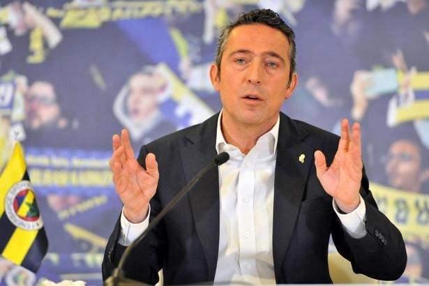 <p>Fenerbahçe kafilesini karşılayan bir grup taraftar, otelin önünde pankart açıp slogan atarak Fenerbahçe yönetimine tepki gösterdi.</p>
