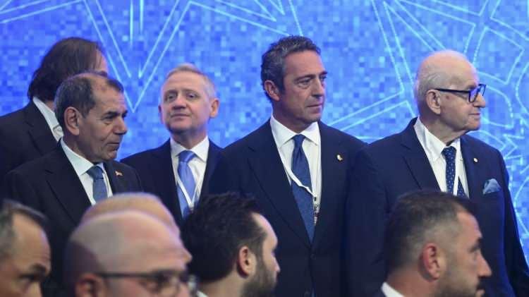 <p><strong>TARAFTARLAR İSTANBUL'DA DA ALİ KOÇ'U İSTİFAYA DAVET ETTİ</strong></p>