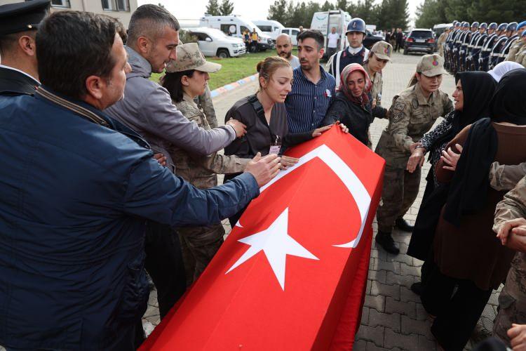 <p>Daha sonra şehidin cenazesi, toprağa verilmek üzere Mardin'in Midyat ilçesine uğurlandı.</p>