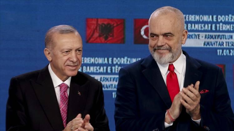 <p>"TÜRKİYE’YE BATI TARAFINDAN HAKSIZLIK YAPILDI"<br />
<br />
Edi Rama ayrıca, Türkiye'nin Batı dünyası tarafından haksız ve çifte standartlı eleştirilere maruz bırakıldığını savundu. Avrupa Birliği ve Batılı ülkelerin Türkiye’ye karşı zaman zaman ön yargılı bir tutum sergilediğini belirterek şu değerlendirmeyi yaptı:<br />
<br />
"Türkiye Batı tarafından, özellikle Avrupa tarafından birkaç kez adaletsiz bir şekilde muamele gördü. Bu haksızlık, ilişkilerin doğal seyrini olumsuz etkiledi."<br />
<br />
Rama, Türkiye'nin hem bölgesel istikrar hem de kültürel etkileşim açısından Arnavutluk ve Balkanlar için önemli bir aktör olduğunu vurguladı.</p>