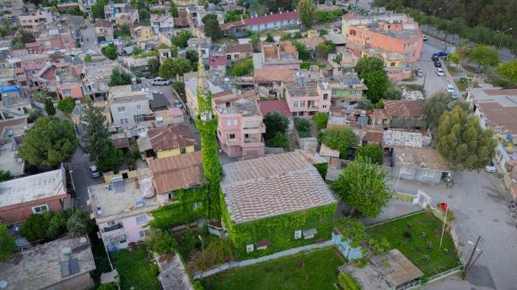 <p>Köprüköy Cami'nin sarmaşıklarıyla dikkat çekici hale geldiğini belirten vatandaşlarda İsmet Erdoğan, <strong>"Caminin her tarafı sarmaşıklarla dolu olduğu için 'Yeşil Cami' olarak adlandırılıyor. Bahçesinde 250'ye yakın bitki çeşidi bulunuyor. Caminin her bir noktası yemyeşil. Camiye yurt dışı ve yurt içinden rağbet oldukça fazla. Buraya gelip özellikle fotoğraf çekiliyorlar. Ramazan ayında, kandillerde cami dolup taşıyor. Böyle bir camiyi ilk defa burada gördüm. Bu güzelliği görmek beni çok mutlu ediyor."</strong> dedi.</p>
