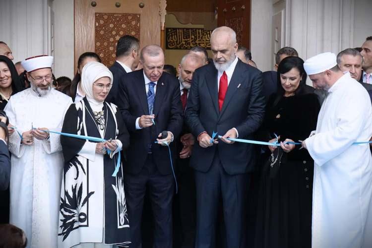 <p>Bazı çevrelerde Türkiye’nin bölgedeki yatırımları ve özellikle Tiran’da inşa edilen büyük cami üzerinden dile getirilen “İslamcı neo-emperyalizm” iddialarına kesin bir dille karşı çıkan Rama, şöyle konuştu:</p>