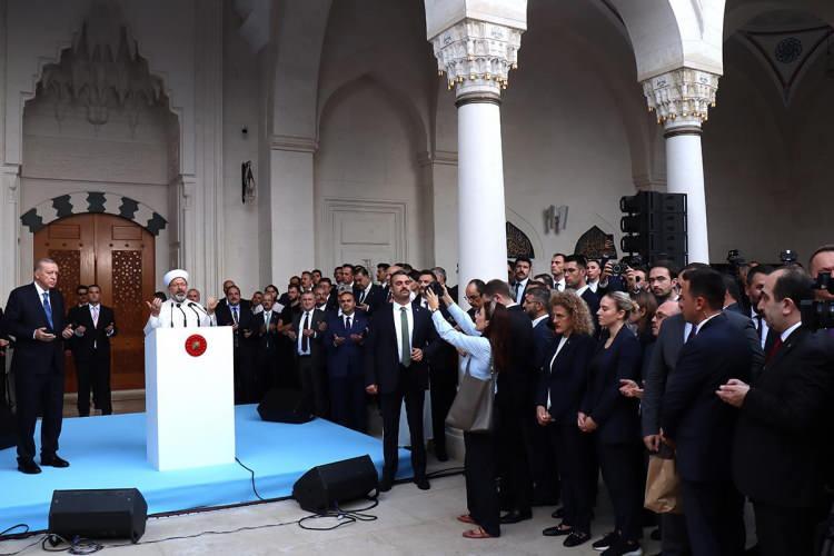 <p><strong>CUMHURBAŞKANI ERDOĞAN'IN AÇTIĞI NAMAZGAH CAMİSİ, ARNAVUTLUK MÜSLÜMANLARININ YÜZYILLIK HAYALİYDİ</strong></p>
<p>Tiran'da yapımı Türkiye tarafından üstlenilen ve açılışını Cumhurbaşkanı Recep Tayyip Erdoğan'ın gerçekleştirdiği Balkanlar'ın en büyük camisi konumundaki Tiran Namazgah Camisi, ülkede Müslümanların yüzyıllık hayalini gerçeğe dönüştürdü.</p>