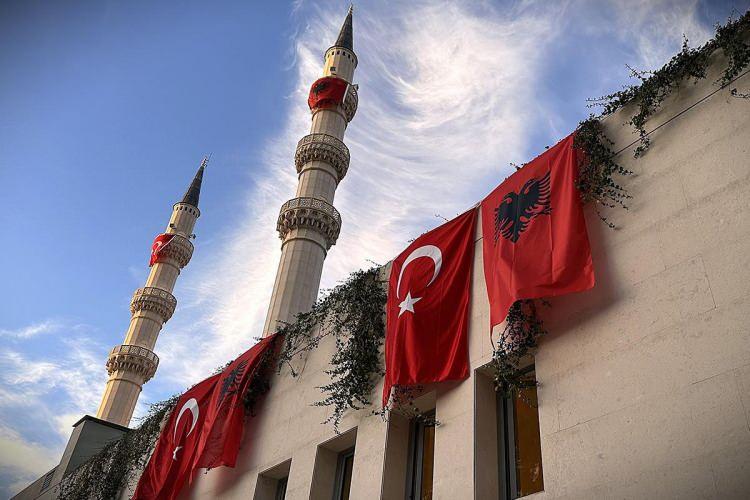 <p>Arnavutluk Müslümanlarının yüzyıllık hayalinin gerçekleştiği caminin açılışı, 10 Ekim'de Cumhurbaşkanı Erdoğan'ın ülkedeki resmi temasları kapsamında yapıldı.</p>
