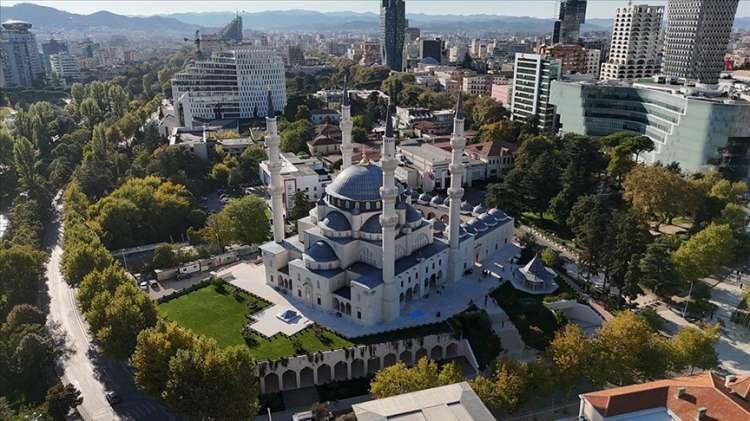 <p>Namazgah Camisi'nin Arnavutluk, Kosova, Kuzey Makedonya ve Arnavut diasporasından binlerce kişinin katılımıyla gerçekleştirilen açılışı, Arnavutluk Müslümanları için özel ve tarihi bir an olarak kayıtlara geçti.</p>
<p> </p>