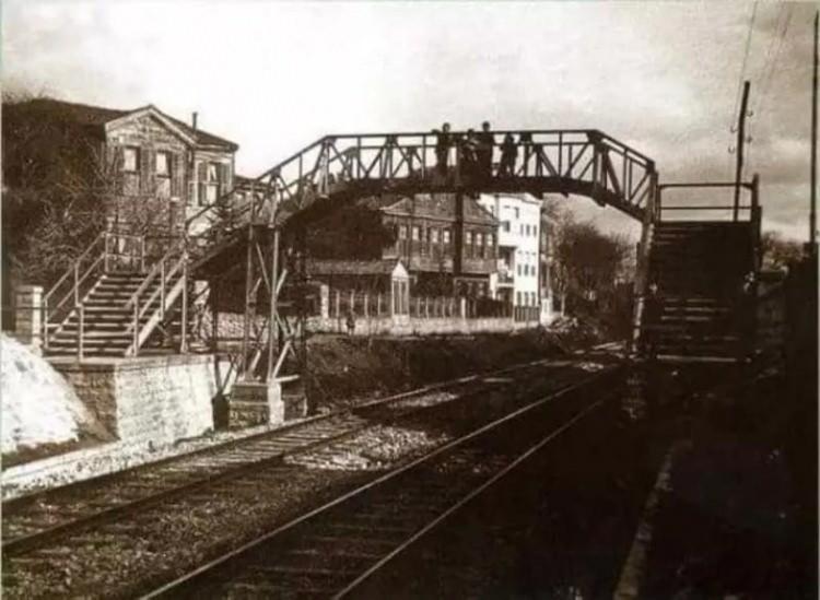 <p>Tahta bir köprünün üzerinden Bakırköy...</p>
