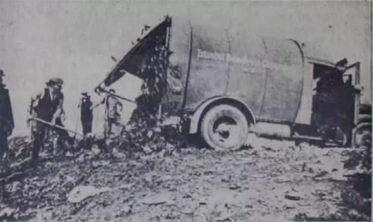 <p>İstanbul'un ilk otomatik çöp kamyonu, Şişli - Hürriyet Tepesi civarında görev başında.</p>
<p> </p>
<p>(Ekim 1936)</p>