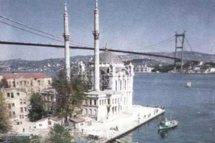 <p>Ortaköy'den henüz inşa halindeki Boğaziçi Köprüsü'ne bakış (1973)</p>