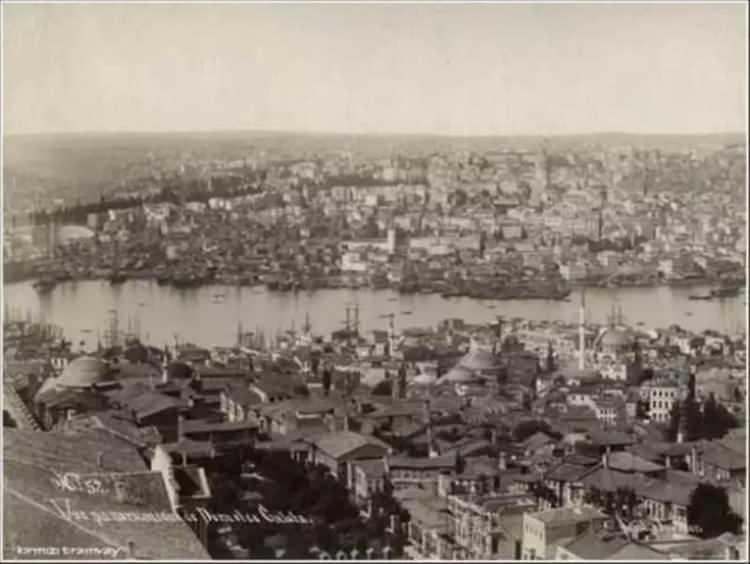 <p>Galata'ya bakış 1890 1881'de atölyesinde çıkan bir yangında, Sébah'ın yıllarca İstanbul, Bursa, Edirne ve Atina'da çektiği fotoğrafların negatifleri kül olur.</p>