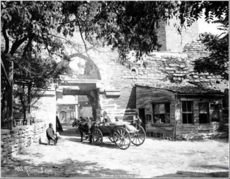<p>Silivri Kapı 1890 İki ortak, 1899'da Abdullah Frères'in arşivlerini satın alır. Ancak yüzyıl başında Sébah & Joaillier ortaklığı fesh olur.</p>

