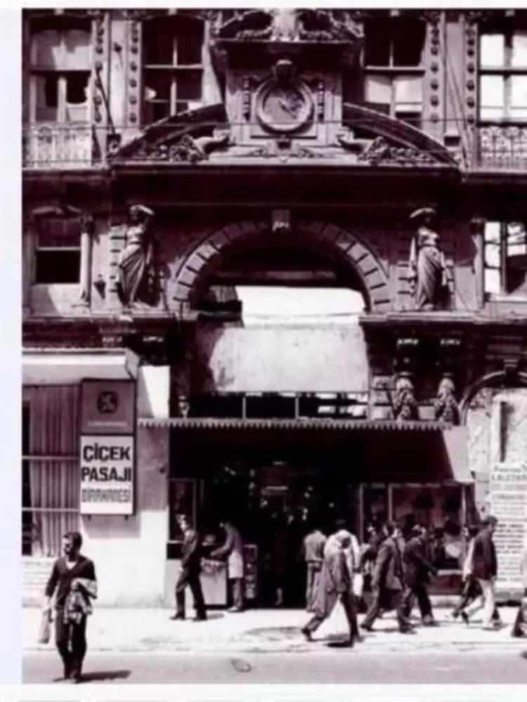 <p>80'lerde Çiçek Pasajı önü...</p>
