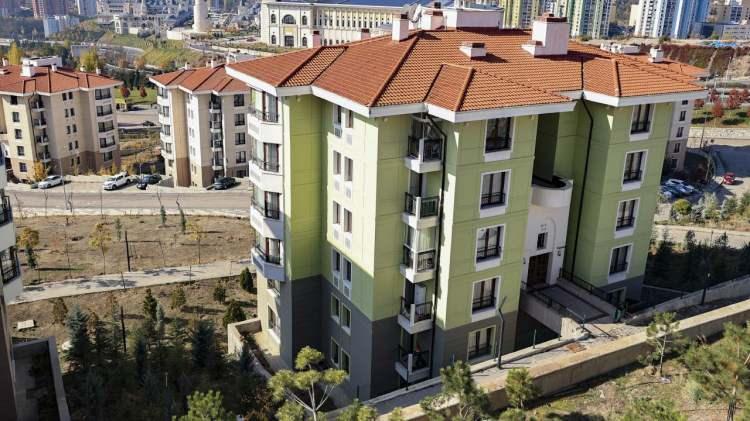 <p>Birden fazla konutu olan hak sahiplerinin ilk konutu için kullanacakları konut yapım ve konut edinme kredilerine uygulanacak faiz desteği oranı yıllık 840 baz puan (aylık 0.70), iki ve sonraki konutları için ise bu oran 720 baz puan olarak uygulanıyor. Mesela; dönüşüm kredisi için faiz oranı yüzde 3.89 olduğunda kamunun yüzde 0.70 desteği ile oran yüzde 3.19’a düşüyor. Ayrıca güçlendirmede yıllık 600 baz puan, işyeri kredilerinde ise 480 baz puan destek veriliyor.</p>
<p> </p>