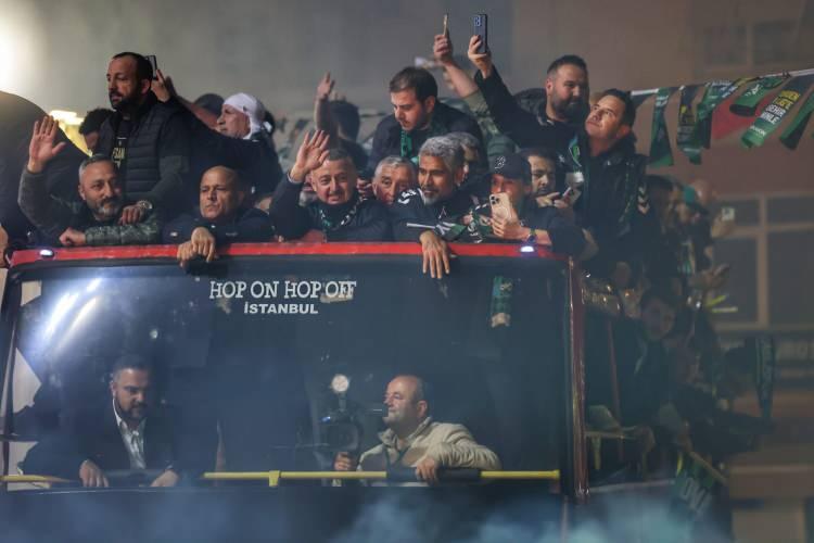 <p>Ev sahibi ekibin 3-1'lik üstünlüğüyle tamamlanan maçın ardından takım, üstü açık otobüsle kent meydanına geldi.</p>
