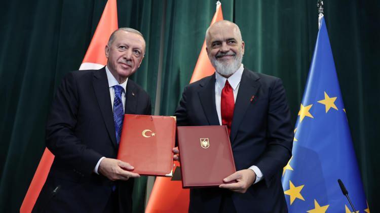 <p>Türkiye'nin, Osmanlı döneminden kalan tarihi ve kültürel mirası korumak amacıyla Balkanlar'da bazı restorasyon projelerine destek verdiğini belirten Rama, bu katkıların siyasi bir hedef taşımadığının altını çizdi.</p>