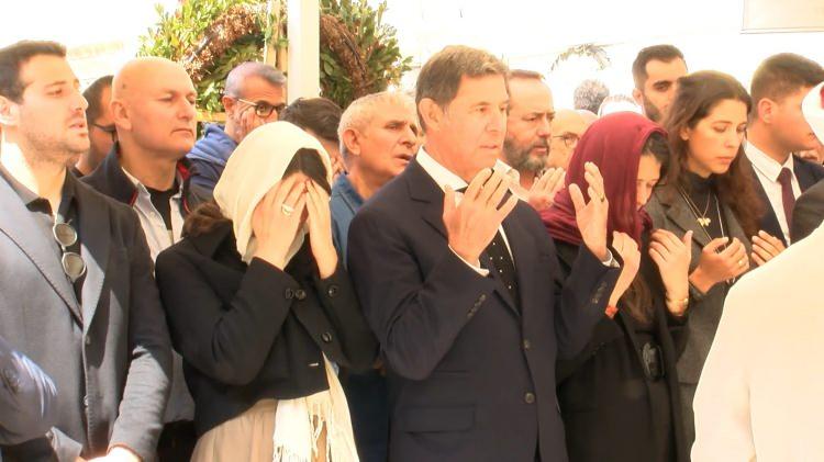 <p><span style="color:rgb(33, 37, 41)">Cenaze namazında Cem Boyner’in kızları Emine, Elif, Ayşe Boyner en önde saf tuttu. </span></p>