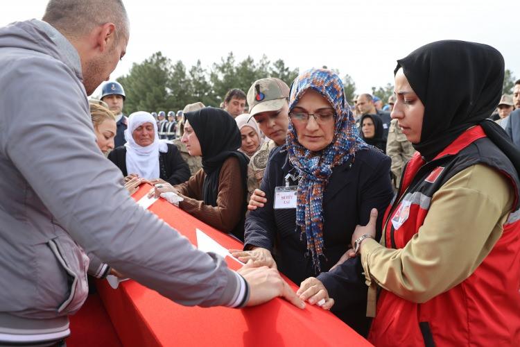 <p>Şehit Taş için Midyat ilçesinin kırsal Altıntaş Mahallesi'ndeki Altıntaş Jandarma Karakol Komutanlığı'nda da tören düzenlendi.</p>
<p> </p>