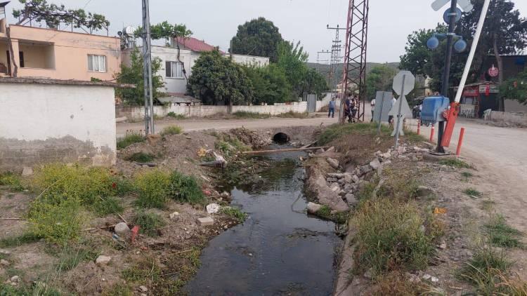 <p>Ekipler, sulama kanalındaki elektrik ka&ccedil;ağının nedenini tespit etmek i&ccedil;in &ccedil;alışma başlattı.</p>
