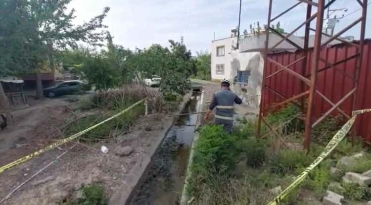 <p><span style="color:#A52A2A"><strong>DOĞAL GAZ &Ccedil;ALIŞMASINDA KABLOLARIN ZARAR G&Ouml;RD&Uuml;Ğ&Uuml; DEĞERLENDİRİLİYOR&nbsp;&nbsp;</strong></span></p>

<p>A&ccedil;ıklamada şu ifadeler yer aldı:&nbsp;</p>

<p>&nbsp;</p>

<p><strong>"Konu ile ilgili Osmaniye Cumhuriyet Başsavcılığımızca başlatılan soruşturma neticesinde yapılan incelemede; olay yeri yakınlarında bir doğal gaz firması tarafından yapılan kazı &ccedil;alışmaları sırasında elektrik kablolarının zarar g&ouml;rd&uuml;ğ&uuml; ve ka&ccedil;ak elektrik akımı oluşturduğu değerlendirilmiş."</strong></p>
