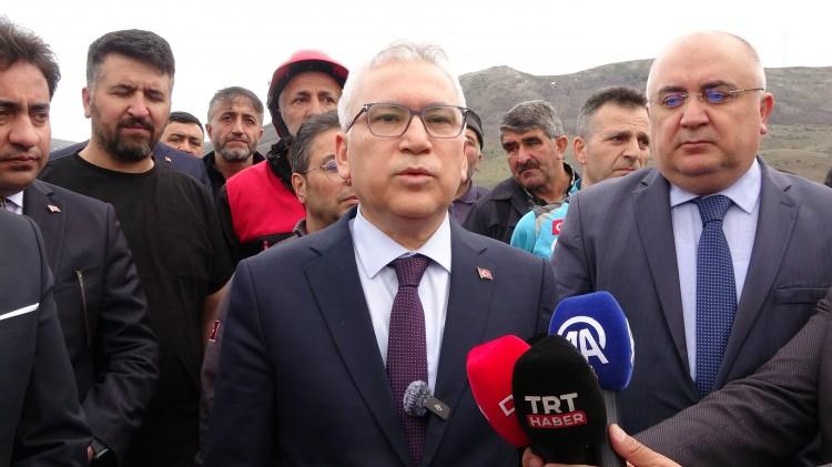 <p>Şimşek, kazanın Yıldız beldesinde görev yapan öğretmen ve sağlık personelini taşıyan servis aracıyla otomobilin çarpışması sonucu meydana geldiğini belirtti.</p>
<p> </p>