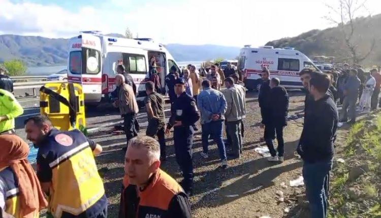 <p>Kazada karşı şeritten bir başka aracın gelmemesi büyük bir facianın önüne geçerken, ilk belirlemelere göre midibüs içerisinde bulunan 25 kişi yaralandı.</p>

<p> </p>
