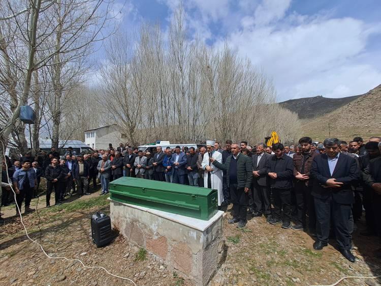 <p>Vahyettin Fidan ile 2 kızının cenazeleri, otopsi işlemlerinin ardından bugün ilçeye bağlı Pay Mahalle'nde yakınlarının gözyaşları arasında toprağa verildi. </p>
