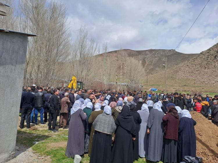 <p>Cenazeye Erciş Kaymakamı Murat Karaloğlu, İlçe Jandarma Komutanı Yarbay Murat Geniş, Milli Eğitim Müdürü Yüksel Zorlu ve yakınları katıldı.</p>
