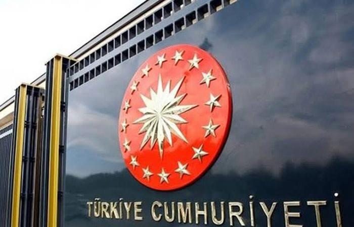 <p><strong>RÜYADA CUMHURBAŞKANI OLDUĞUNU GÖRMEK</strong></p>
<p>İş hayatında sorunlu geçen bir dönemin kapanacağına, bol kazançlı bir işe girileceğine, kısa bir süre önce tanışılan bir kişi ile yaşanacak bir gönül ilişkisinin evlilikle sonlanacağına, çok sağlıklı bir insan olunacağına ve anne babadan bol bol dua alınacağına yorulur. Ayrıca, son zamanlarda işlerde yaşanan dalgalanmaların yol açtığı parasızlığın sona ereceğine alamet eder.</p>
<p> </p>