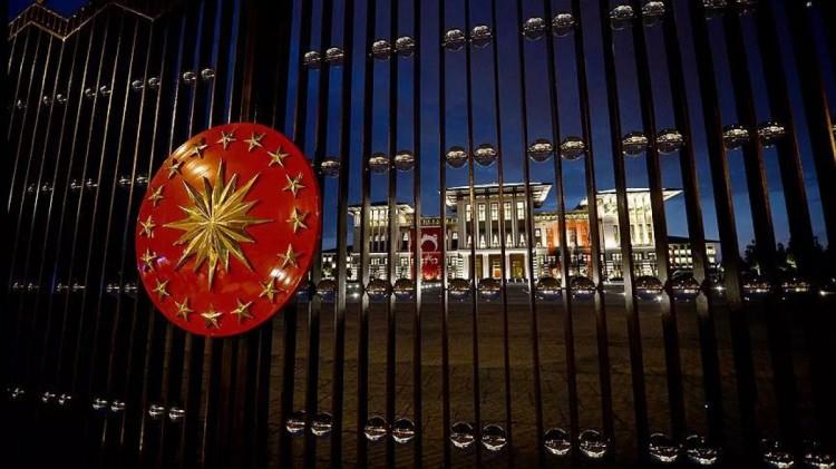 <div><strong>RÜYADA CUMHURBAŞKANI SEÇİLMEK</strong></div>
<div> </div>
<div>Ortaya konulmuş bir iş sayesinde mal mülk sahibi olunacağına, uzun zamandan beri çok büyük az kazanç getiren bir işin getirisini artacağına, sevinçli bir haber alınacağına ve sağlık sorunları ile ilgili güzel haberler alınacağına ve mutlu olunacağına işaret eder.</div>
<div> </div>