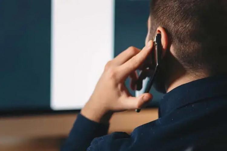 <p><strong>RÜYADA CUMHURBAŞKANI İLE TOKALAŞMAK</strong></p>

<p>Rüyasında cumhurbaşkanı ile telefonda konuştuğunu gören kişinin resmi kanallar aracılığıyla halletmesi gereken bir işi olduğu ya da resmi kurumlarda çözülmesi gereken bir sıkıntısı bulunduğu anlamına gelir.</p>

<p> </p>
