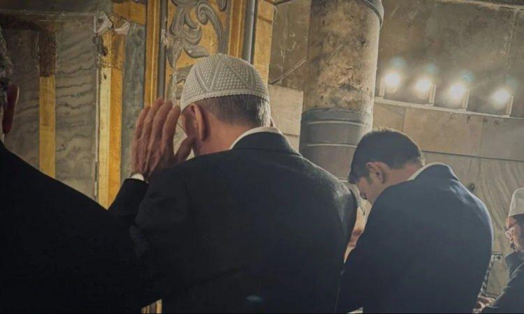 <p><strong>RÜYADA CUMHURBAŞKANI İLE NAMAZ KILMAK</strong></p>
<p>Bu çok hayırlı bir rüyadır, rüya sahibinin devlet büyüklerinden maddi ya da manevi yardım alıp, işini halledeceği şeklinde tabir edilir.</p>
<p> </p>